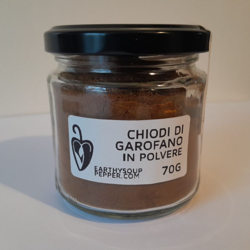 <div class="description-wrapper row">
<div class="description-column col-12 col-md-4">
<div class="description-content">

<h4 class="content-title"><i class="fas fa-info"></i> Prodotto</h4>

<h4 class="content-subtitle">Ingredienti:</h4>

<p class="content-text">
Chiodi di Garofano in polvere.
</p>

<h4 class="content-subtitle">Nome Scientifico:</h4>

<p class="content-text">
Syzygium Aromaticum.
</p>

<h4 class="content-subtitle">Quantità:</h4>

<p class="content-text">
70 Grammi
</p>

<h4 class="content-subtitle">Origine:</h4>

<p class="content-text">
Sri Lanka
</p>

<h4 class="content-subtitle">Data di Scadenza:</h4>

<p class="content-text">
12/2026
</p>

<h4 class="content-subtitle">Additivi:</h4>

<p class="content-text">
Senza conservanti, additivi o coloranti.
</p>

<h4 class="content-subtitle">Codice:</h4>

<p class="content-text">
ESP0125070004-L101
</p>

<h4 class="content-subtitle">Conservazione:</h4>

<p class="content-text">
Conservare in un luogo fresco, buio e asciutto, lontano da fonti di calore e luce diretta.
</p>

</div>
</div>
<div class="description-column col-12 col-md-4">
<div class="description-content">

<h4 class="content-title"><i class="fas fa-seedling"></i> Sui Chiodi di Garofano</h4>

<p class="content-text">
I "Chiodi di Garofano" non hanno nulla a che fare con il garofano, ma sono invece i boccioli fiorali del Syzygium Aromaticum, i quali vengono raccolti ed essiccati. Possono essere usati sia interi che in polvere. Il nome deriva dalla loro forma, simile a un garofano, che i boccioli assumono una volta essiccati.
</p>

<p class="content-text">
Il Syzygium Aromaticum è un albero sempreverde alto 10–15 metri, appartenente alla famiglia delle Myrtaceae, ed originario delle isole Maluku (o Molucche) in Indonesia, ma introdotta dall'uomo anche nelle Antille e in Madagascar.
</p>

<h4 class="content-subtitle">Benefici:</h4>

<p class="content-text">
Sono utilizzati da molto tempo nella medicina tradizionale: erano usati come ingrediente dei profumi e cme principio medicamentoso già nella Cina di 2200 anni fa. Oggi l'olio di chiodi di garofano, contenente eugenolo, viene usato in medicina per il mal di denti e altri tipi di dolore.
</p>

<p class="content-text"> 
I chiodi di garofano hano un potere antiossidante (ORAC) tra i più elevati in assoluto.
</p>

</div>
</div>
<div class="description-column col-12 col-md-4">
<div class="description-content">

<h4 class="content-title"><i class="fas fa-utensils"></i> In Cucina</h4>

<p class="content-text">
C'è un profumo che sa di casa, di feste e di serate accoglienti: quello dei chiodi di garofano. Questa spezia iconica è l'ingrediente segreto per infondere calore e profondità a tutto ciò che prepari, specialmente durante i mesi più freddi. Usali per aromatizzare il vin brulé, le mele cotte, le confetture di stagione o per preparare il tuo tè speziato. Non solo in cucina: usali per creare splendidi pomander (arance decorate) per profumare la tua casa in modo naturale e inebriante.
</p>

<p class="content-text">
I chiodi di garofano sono utilizzati nella cucina di molti paesi, in particolare dei paesi asiatici, africani, mediterranei e del Vicino e Medio Oriente. Nella cucina messicana spesso accompagnano il cumino e la cannella. Sono utilizzati inoltre anche nella cucina peruviana, in un'ampia varietà di piatti come la carapulcra e l'arroz con leche.
</p>

<p class="content-text">
I chiodi di garofano hanno un sapore intenso, caldo, pungente e leggermente piccante (simile al pepe o alla canfora), con note dolci, balsamiche e amare. L'eugenolo è la sostanza responsabile del loro aroma distintivo.
</p>

<h4 class="content-subtitle">Sulle verdure:</h4>

<p class="content-text">
Si sposano bene con alcune verdure dolci, come patate, cipolle o carote. Vengono spesso aggiunti alle verdure in conserva, ai curry o ai legumi.
</p>

<h4 class="content-subtitle">Sulla carne:</h4>

<p class="content-text">
Sono usati nelle marinature di selvaggina, come anche in arrosti e brodi (specie di pollo o gallina).
</p>

<h4 class="content-subtitle">Sui dolci:</h4>

<p class="content-text">
I chiodi di garofano fanno parte delle ricette di moltissimi dolci di ogni tipo: provali su torte, biscotti, semifreddi e creme.
</p>

<h4 class="content-subtitle">Altri usi:</h4>

<p class="content-text">
Sono frequentemente usati per aromatizzare il tè, infusi e decotti. Nell'ambito del bartending sono fondamentali per preparare punch caldi, liquori homemade o per dare carattere a un semplice distillato.
</p>

</div>
</div>
</div>